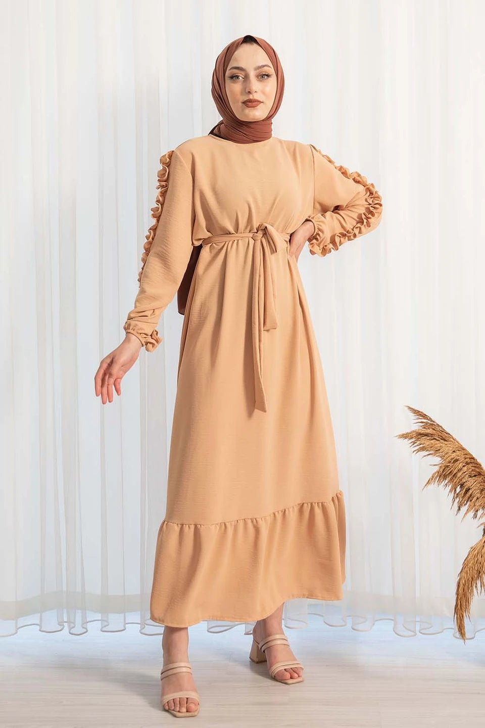 Kleid mit Rüschen an Ärmeln