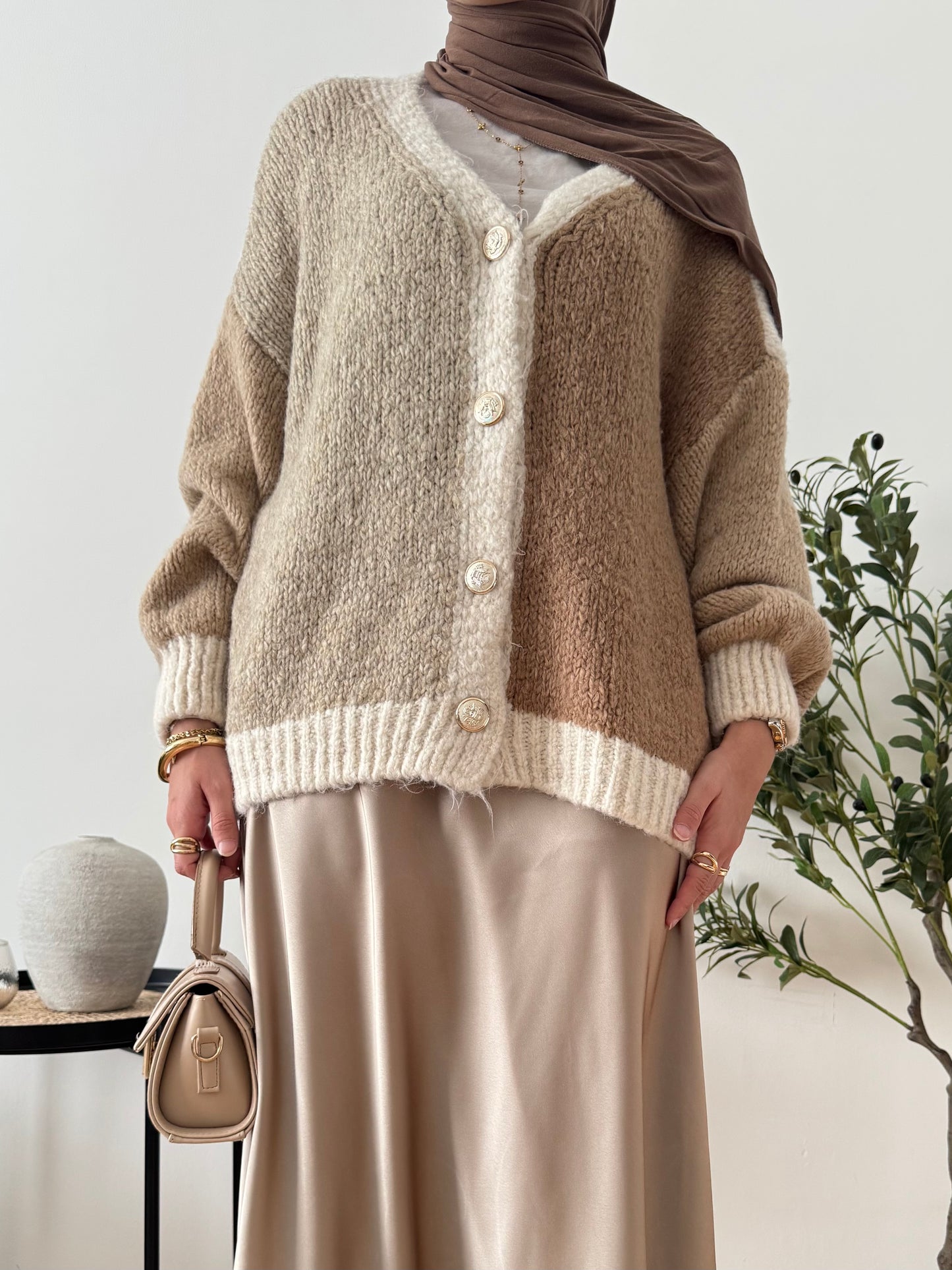 Outfit mit Woll Cardigan beige
