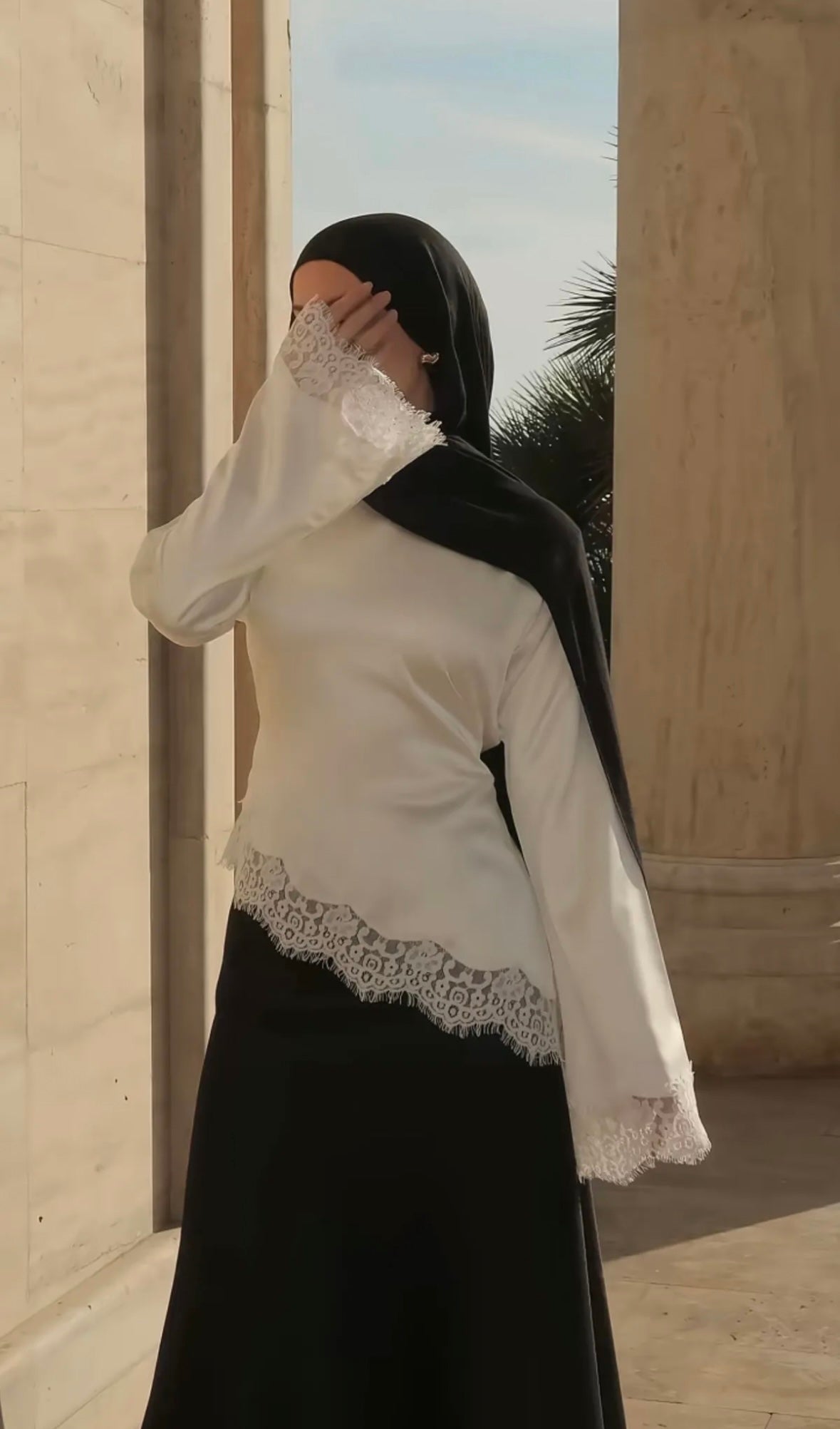 Satin Bluse mit Spitze weiß