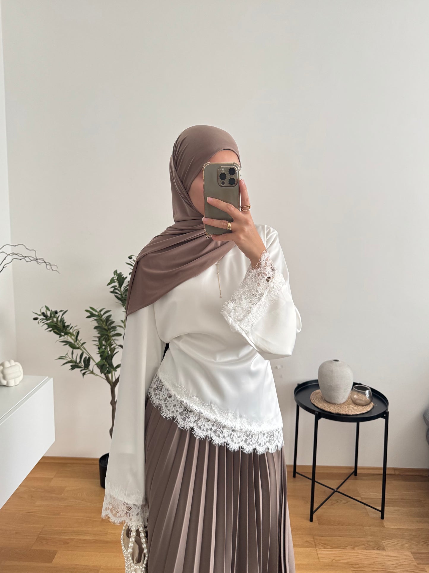 Satin Bluse mit Spitze weiß