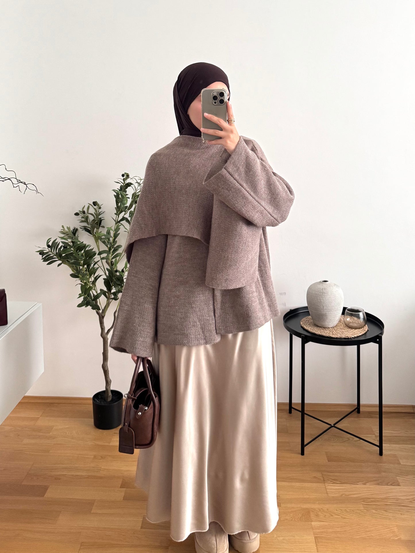 Outfit mit Cape taupe