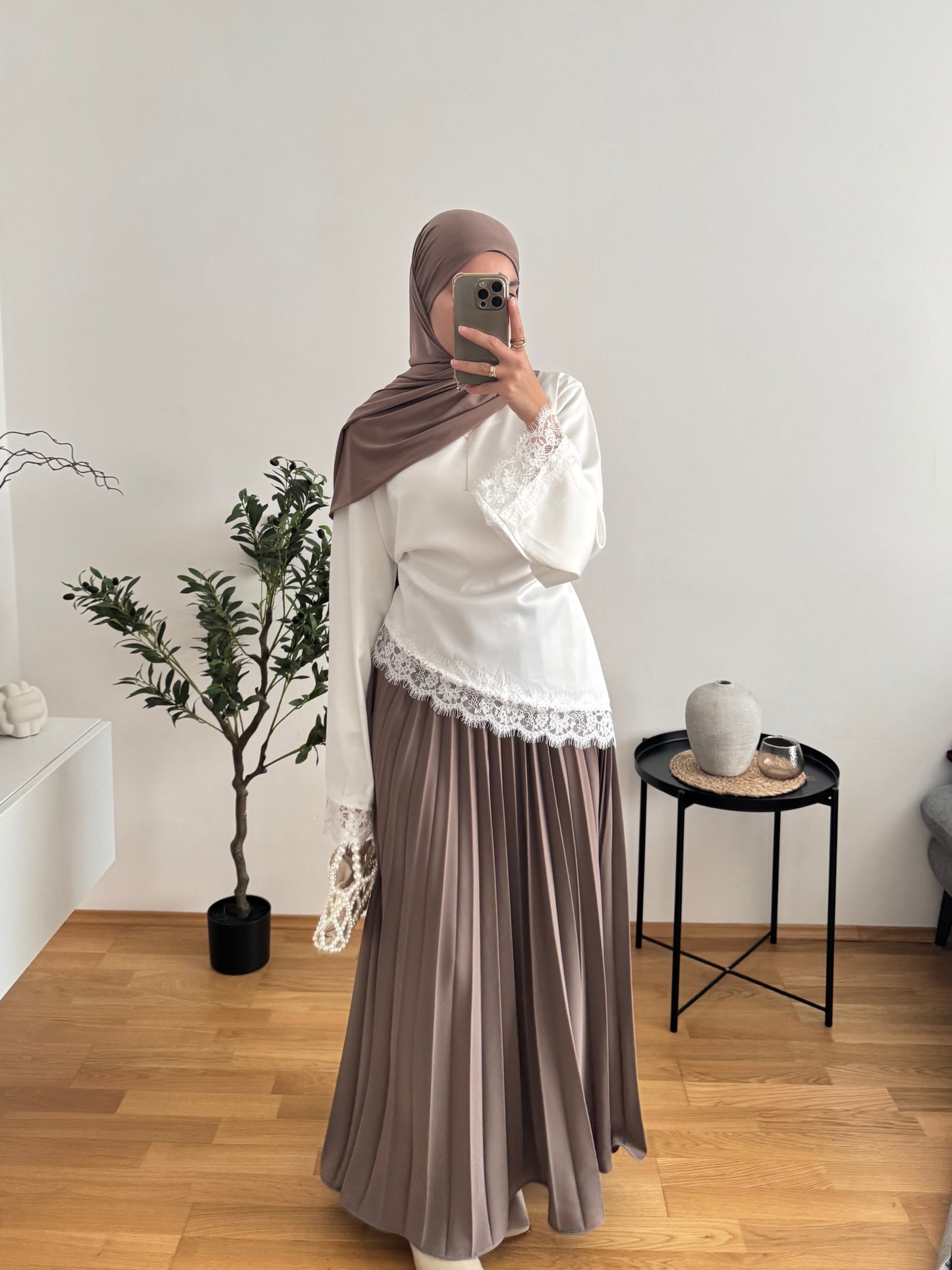 Outfit mit Satin Bluse