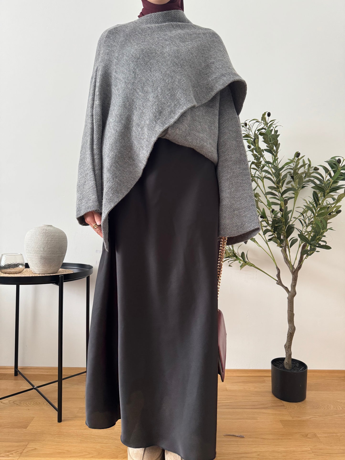 Outfit mit Cape grau