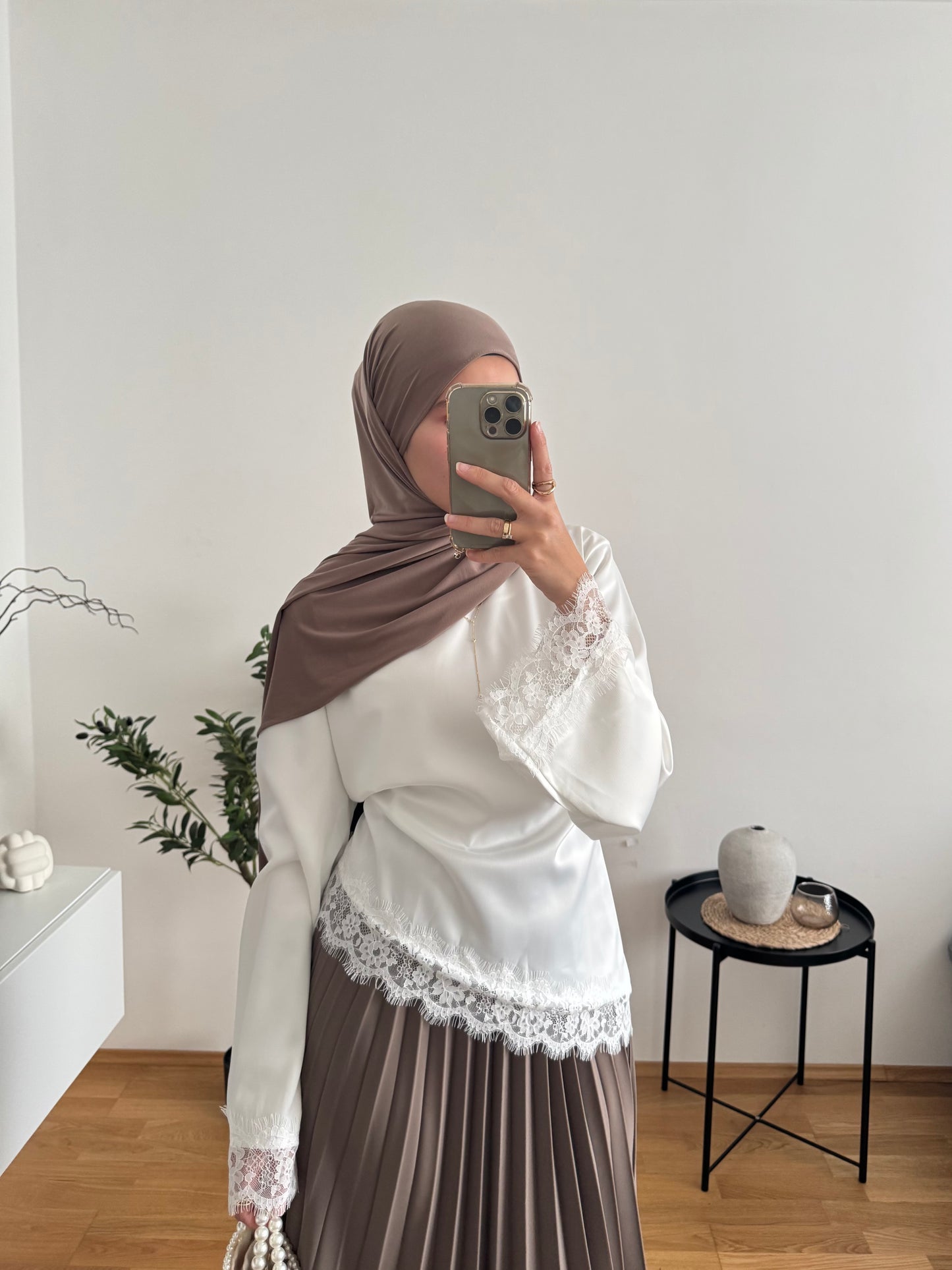 Outfit mit Satin Bluse