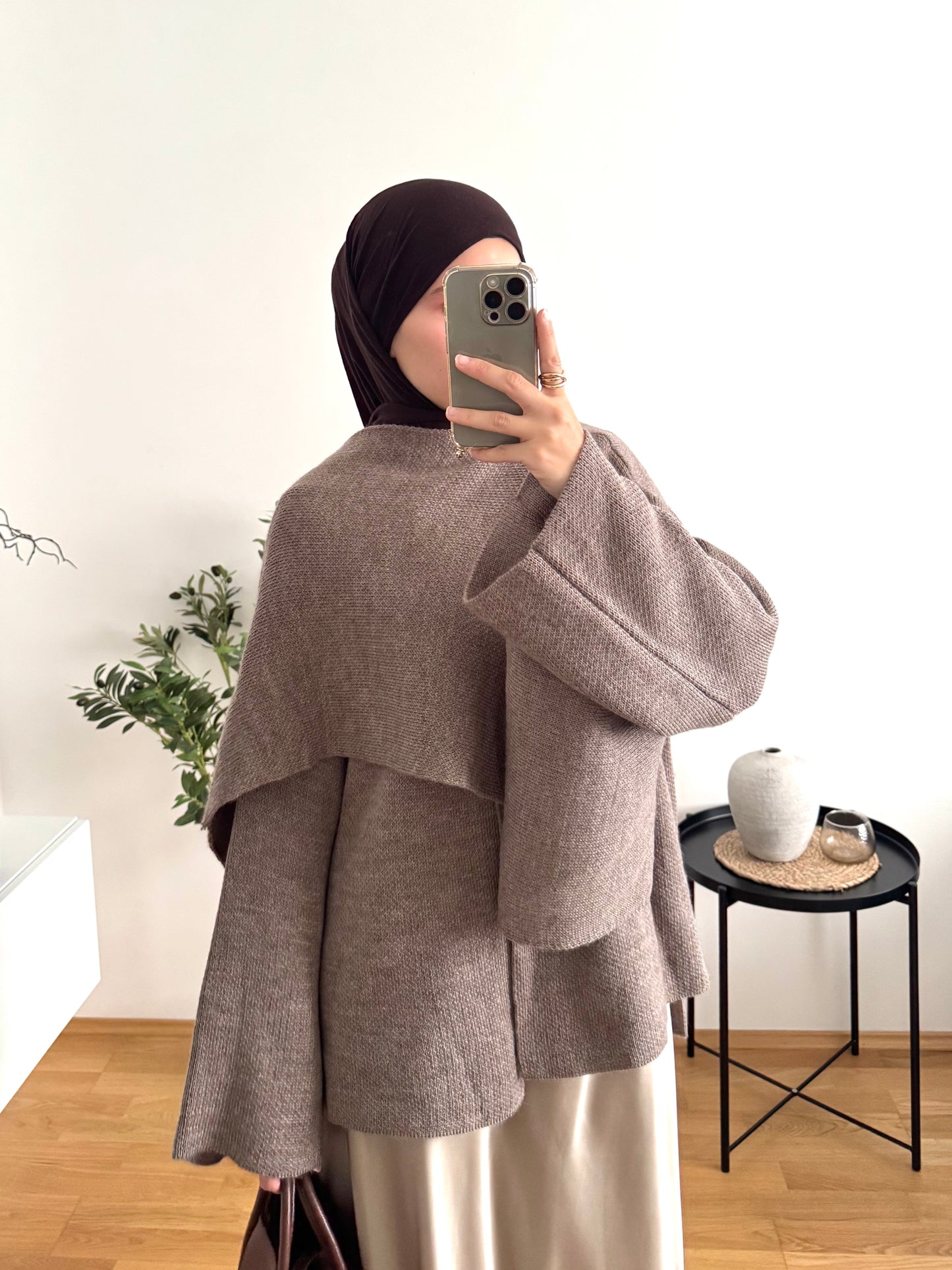 Outfit mit Cape taupe