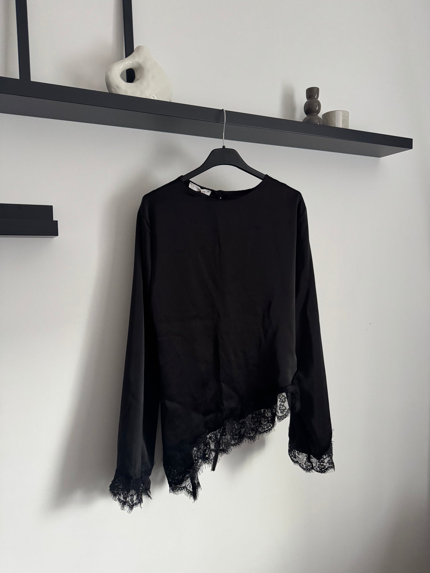 Satin Bluse mit Spitze schwarz