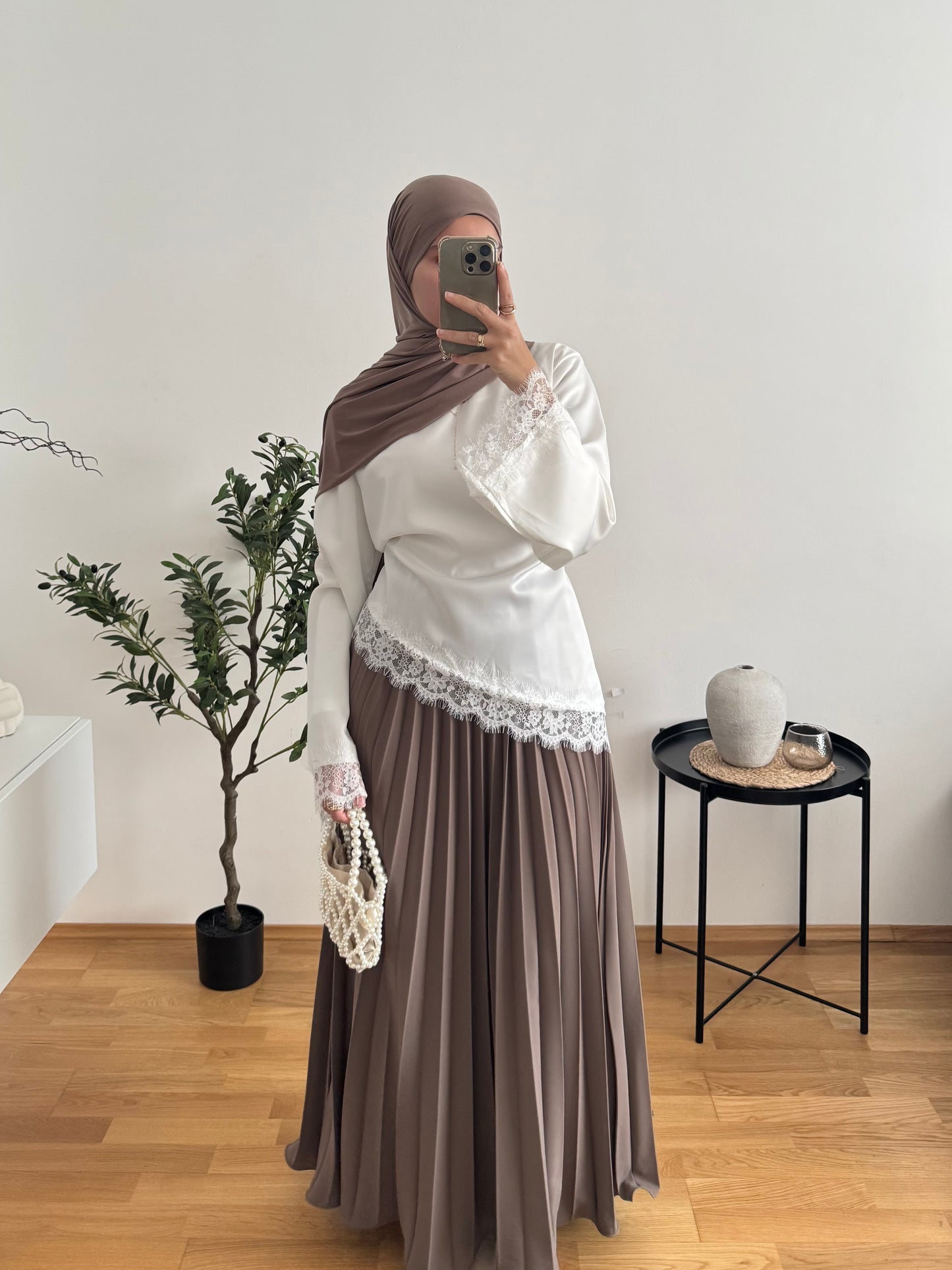 Outfit mit Satin Bluse