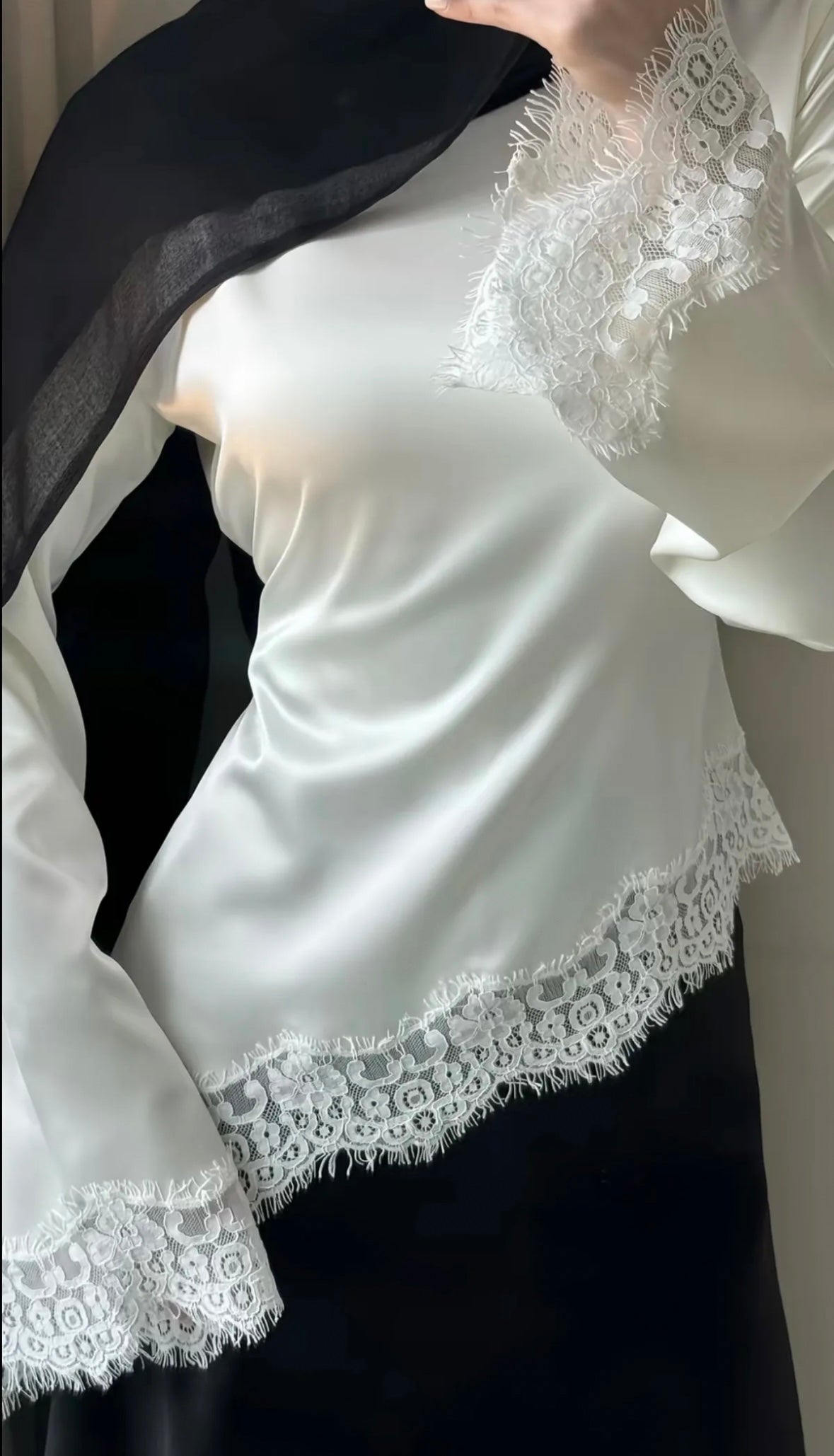 Satin Bluse mit Spitze weiß