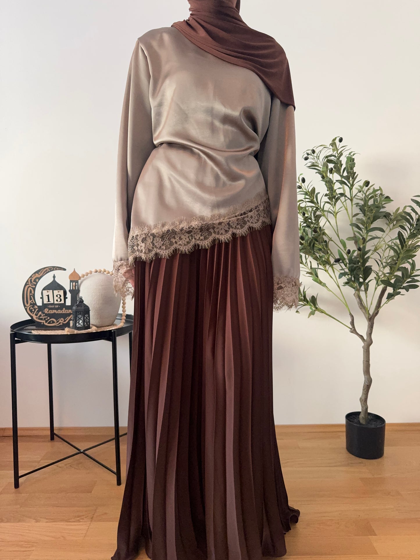 Outfit mit Satin Blaue braun