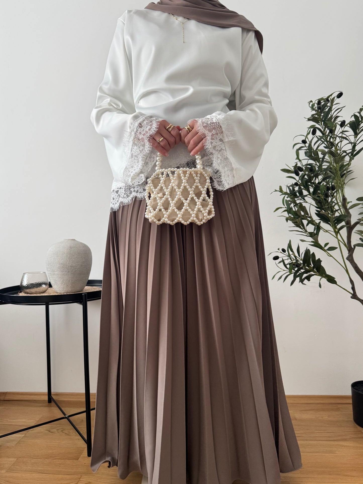 Outfit mit Satin Bluse