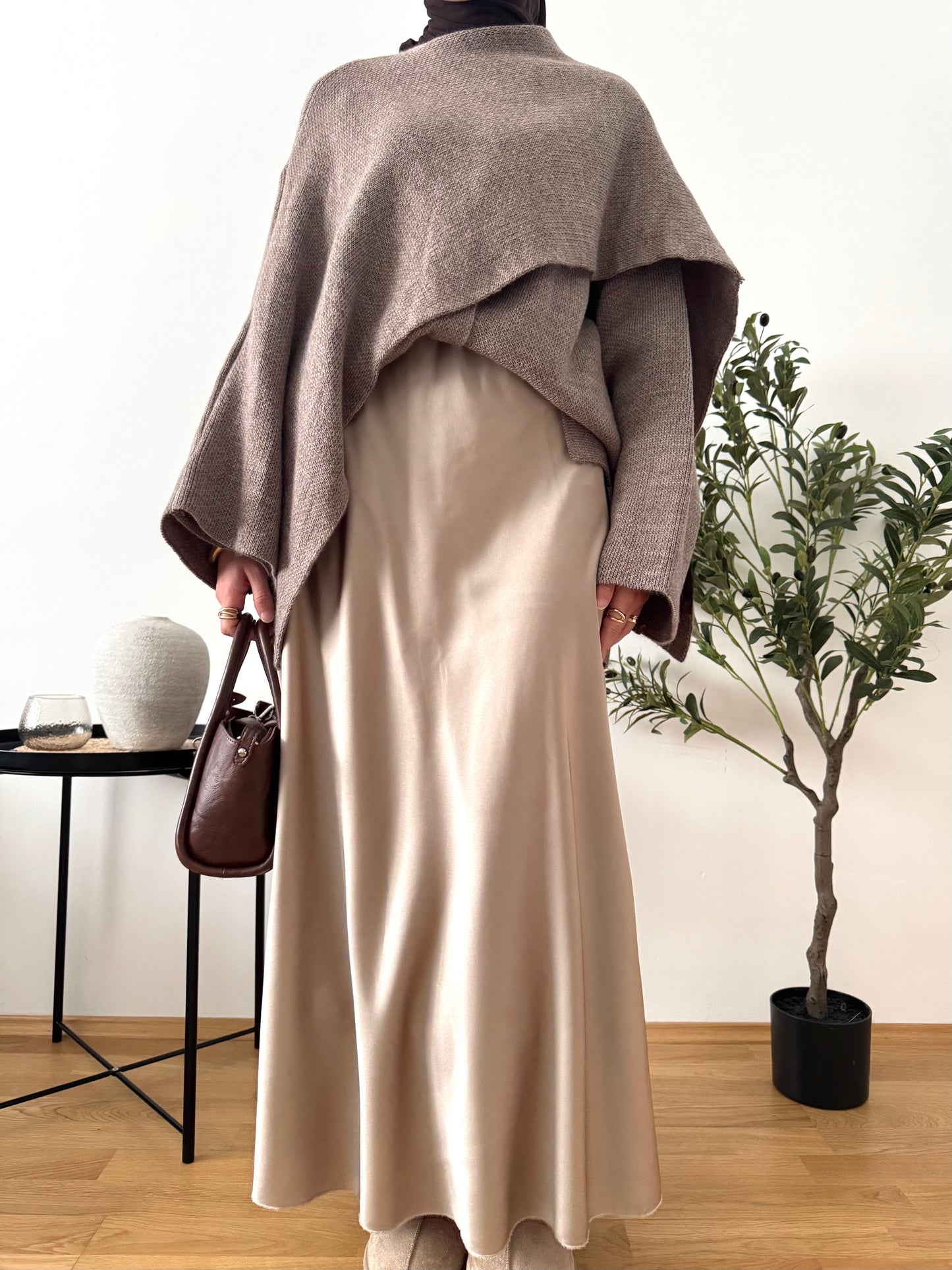Outfit mit Cape taupe