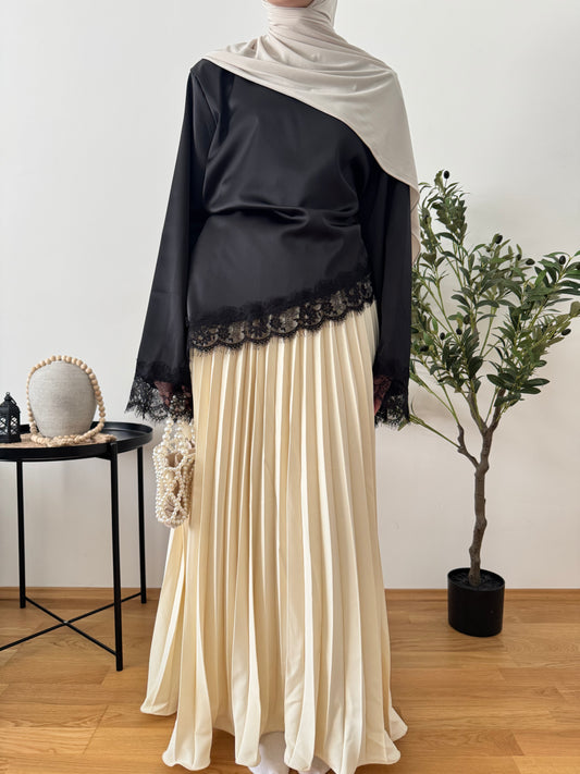 Outfit mit Satin Bluse schwarz