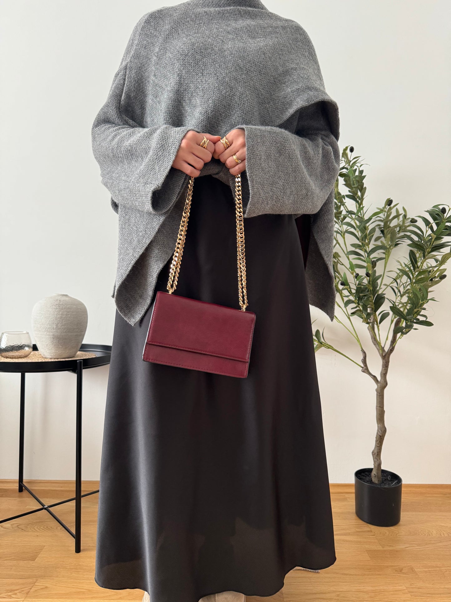 Outfit mit Cape grau