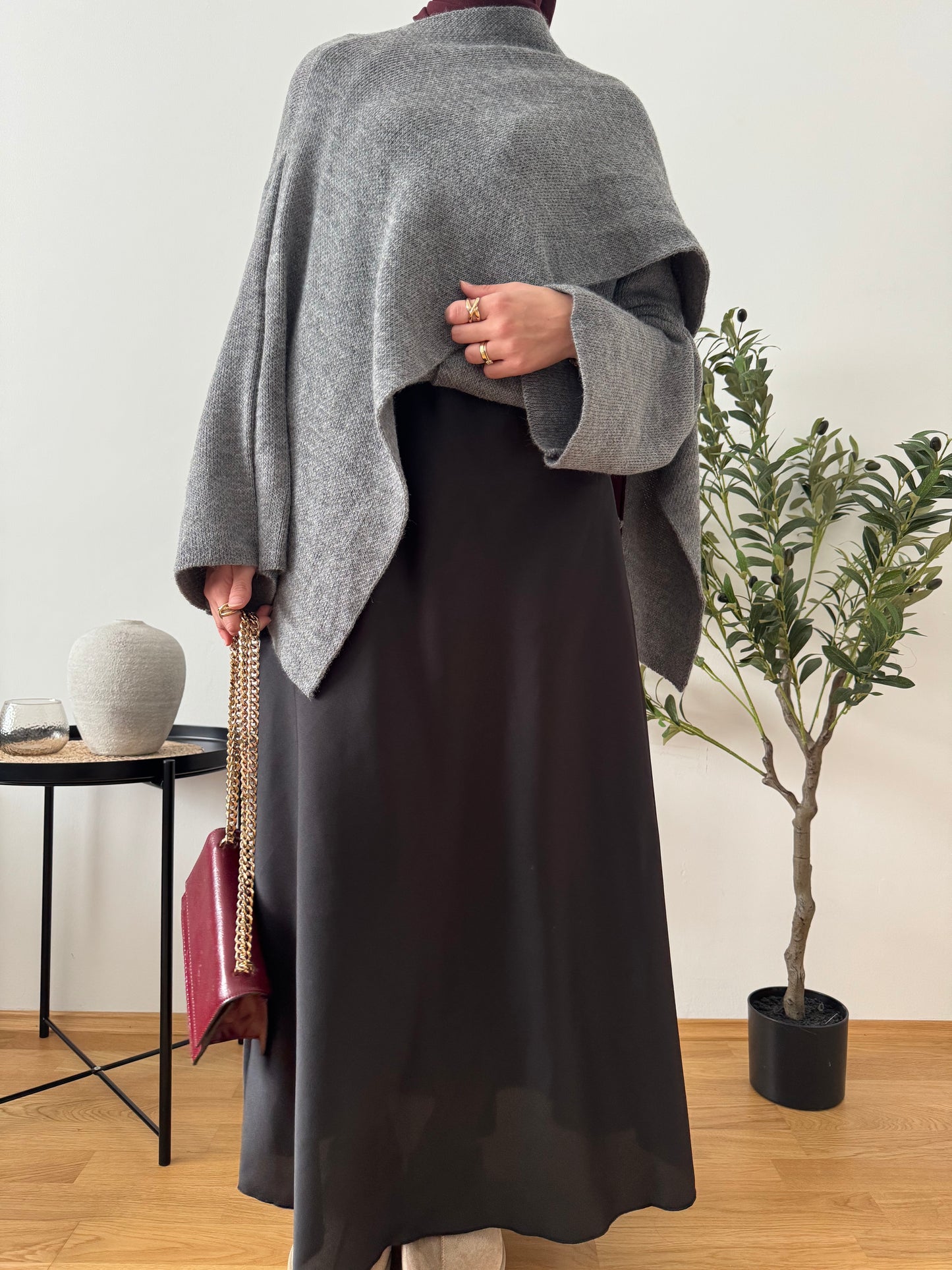 Outfit mit Cape grau