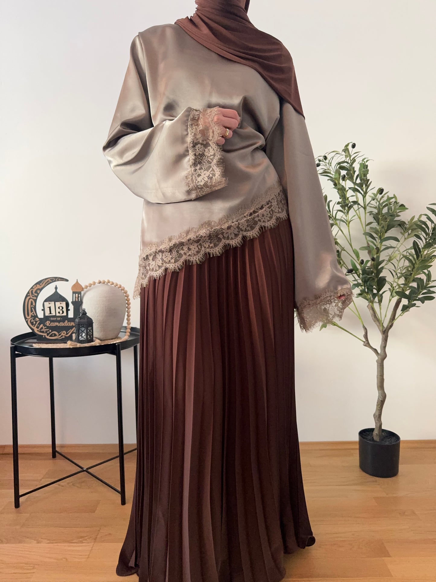 Outfit mit Satin Blaue braun