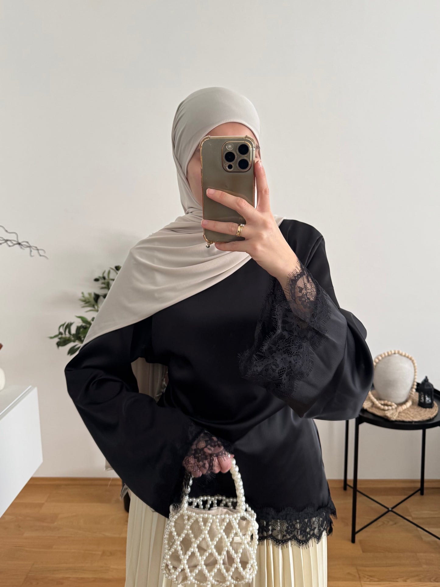 Outfit mit Satin Bluse schwarz