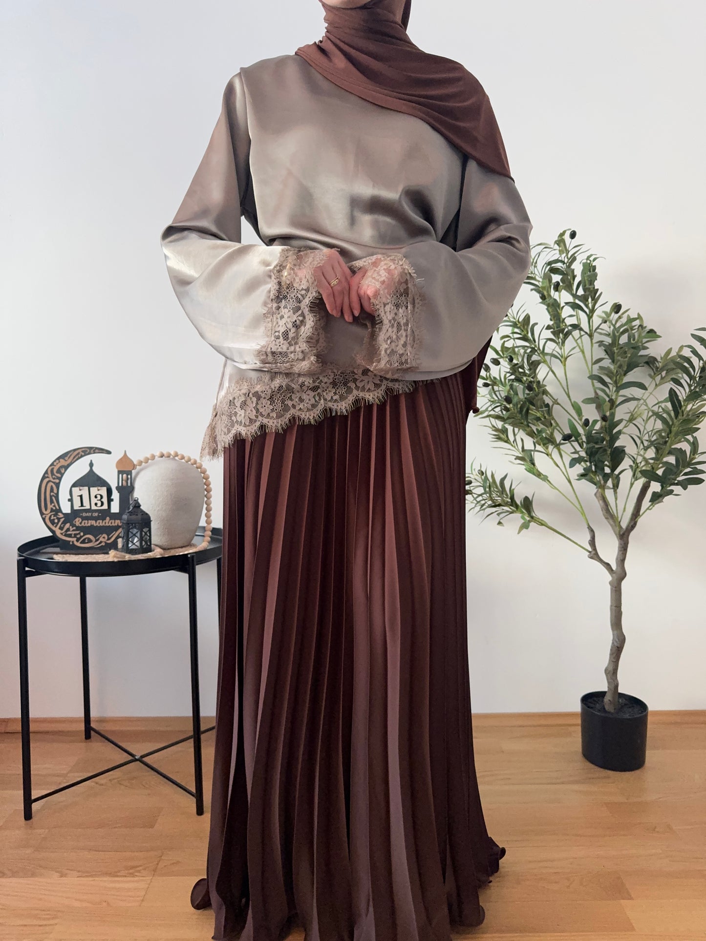 Outfit mit Satin Blaue braun