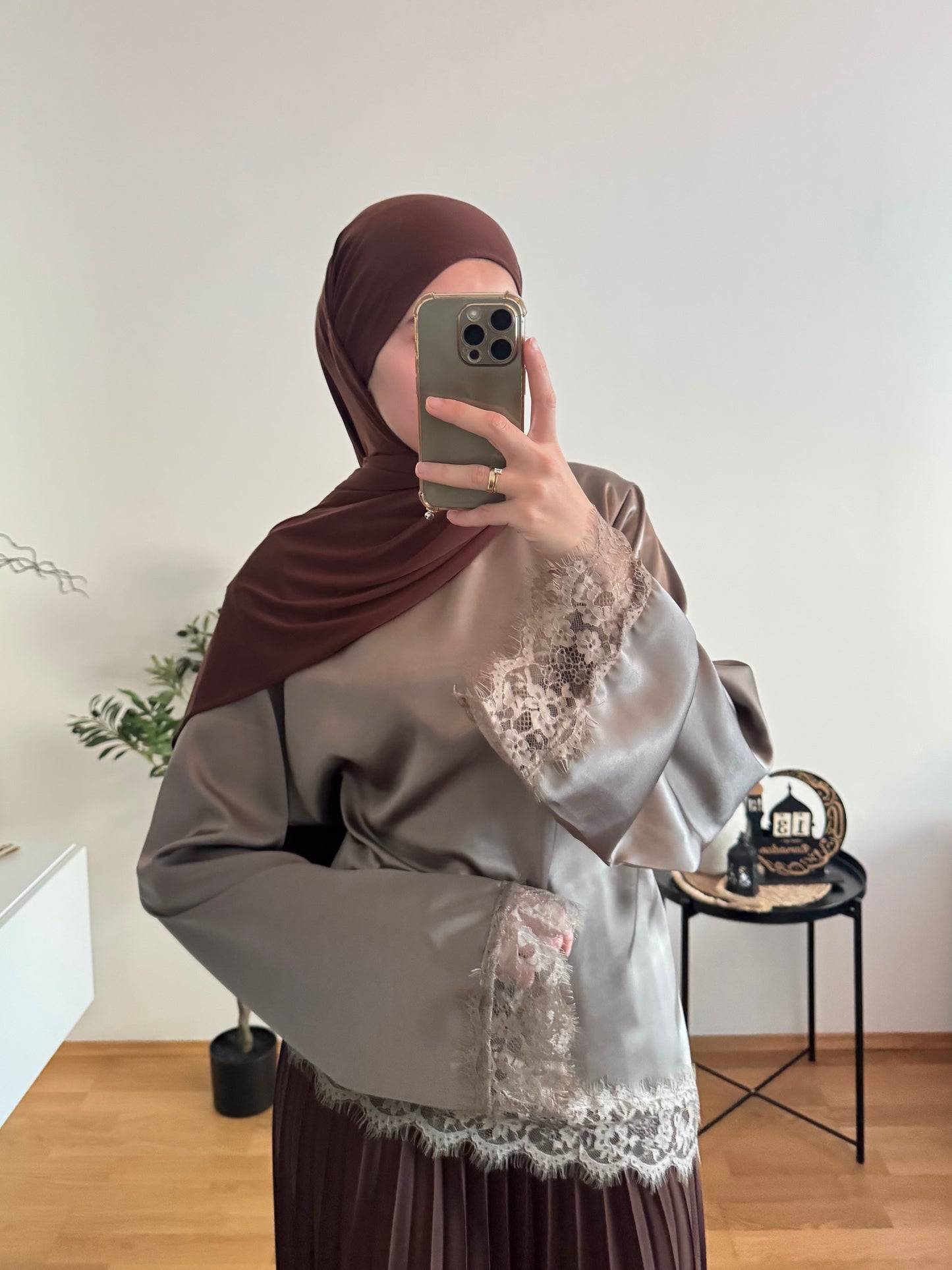 Satin Bluse mit Spitze taupe