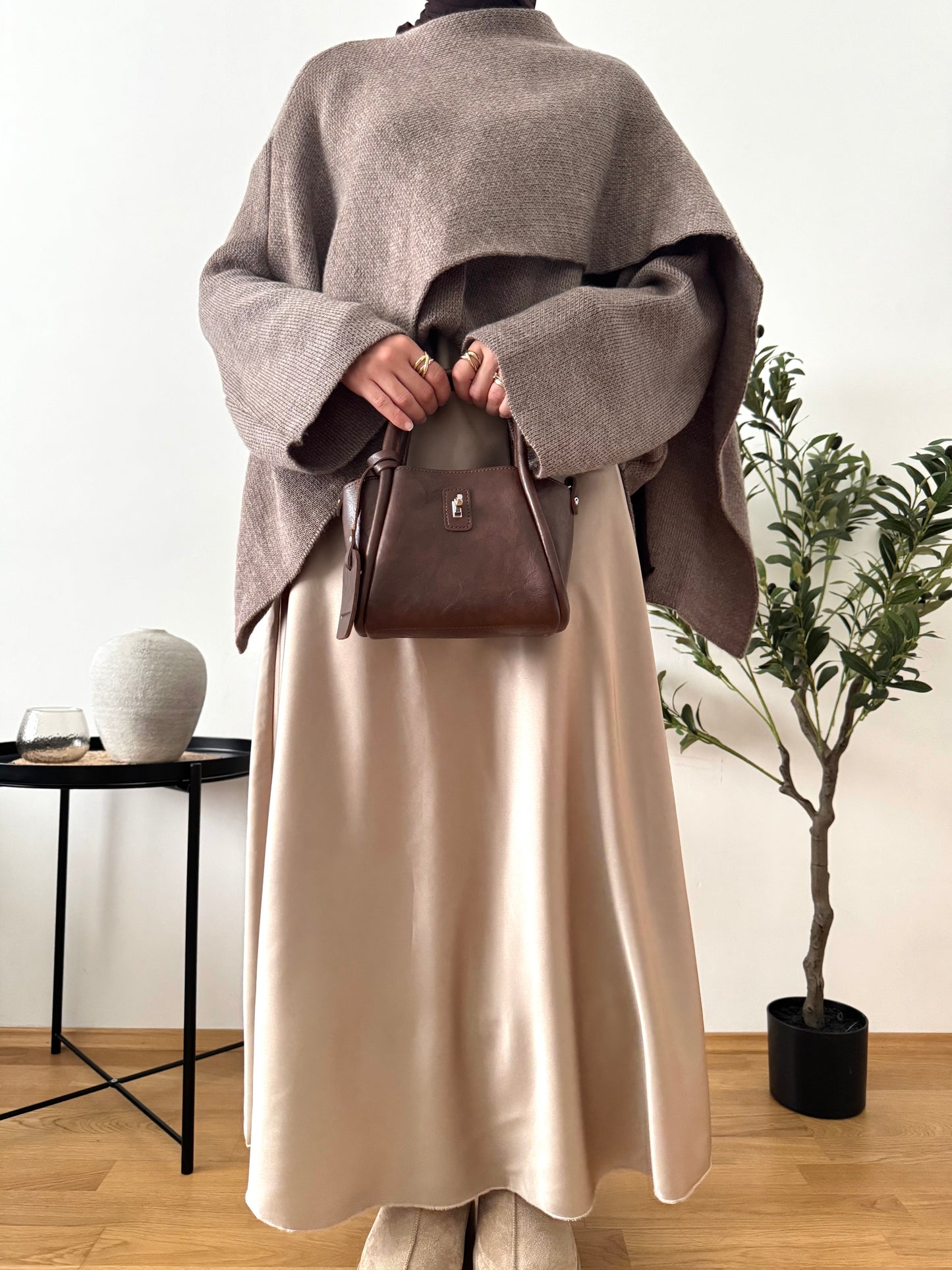 Outfit mit Cape taupe